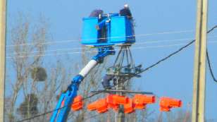 People working on an active 20kV power line.