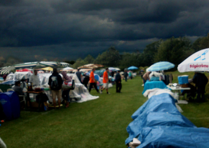 Vide grenier in the rain