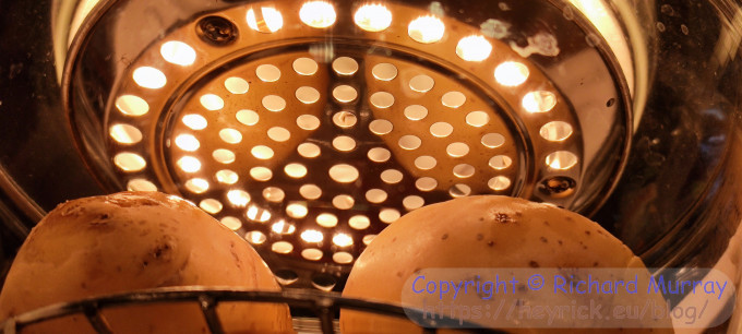 Potatoes in the halogen cooker