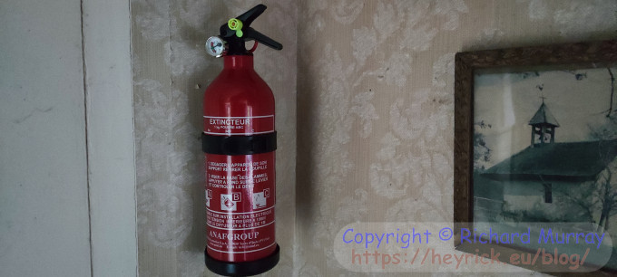 Powder extinguisher