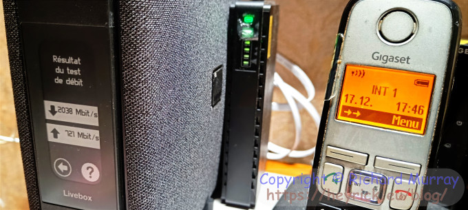 A mini UPS beside a Livebox 6