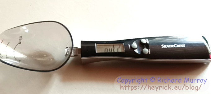 An electronic measuring spoon showing an error message.