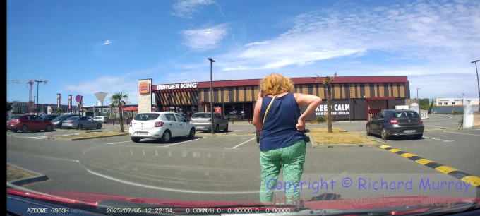An oblivious woman.