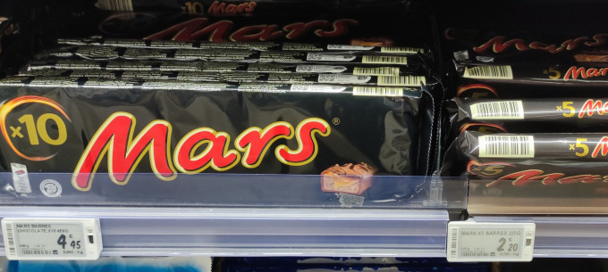 A photo of two packs of Mars bars with the associated pricing.