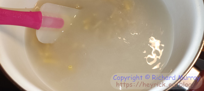 Cooking American macaroni.